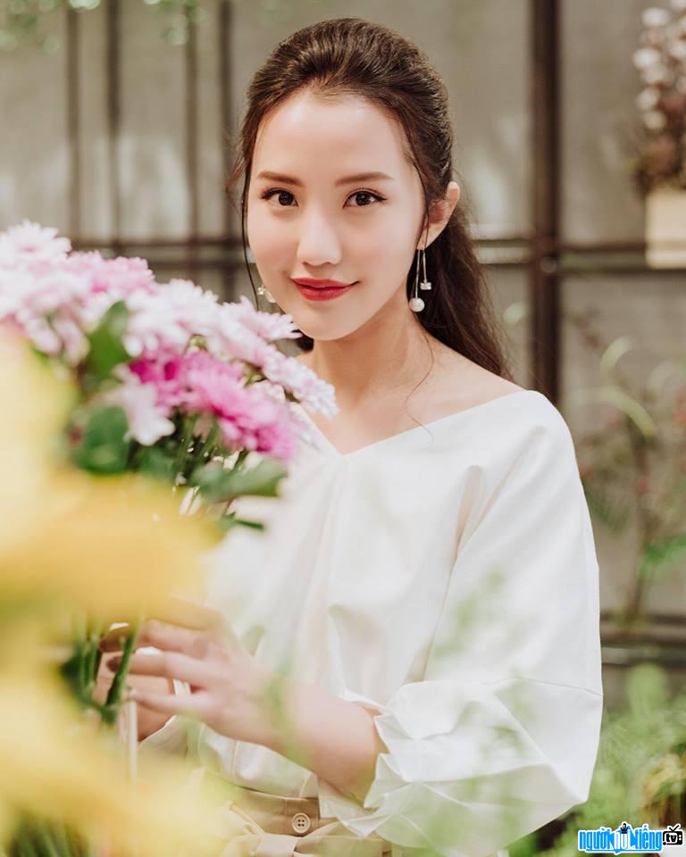 Bức ảnh hot girl Primmy Trương đọ sắc cùng hoa