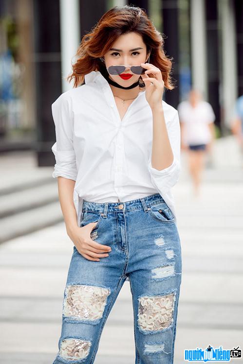 Hình ảnh người mẫu Lê Huỳnh Thúy Ngân xuống phố với gu thời trang trẻ trung và năng động