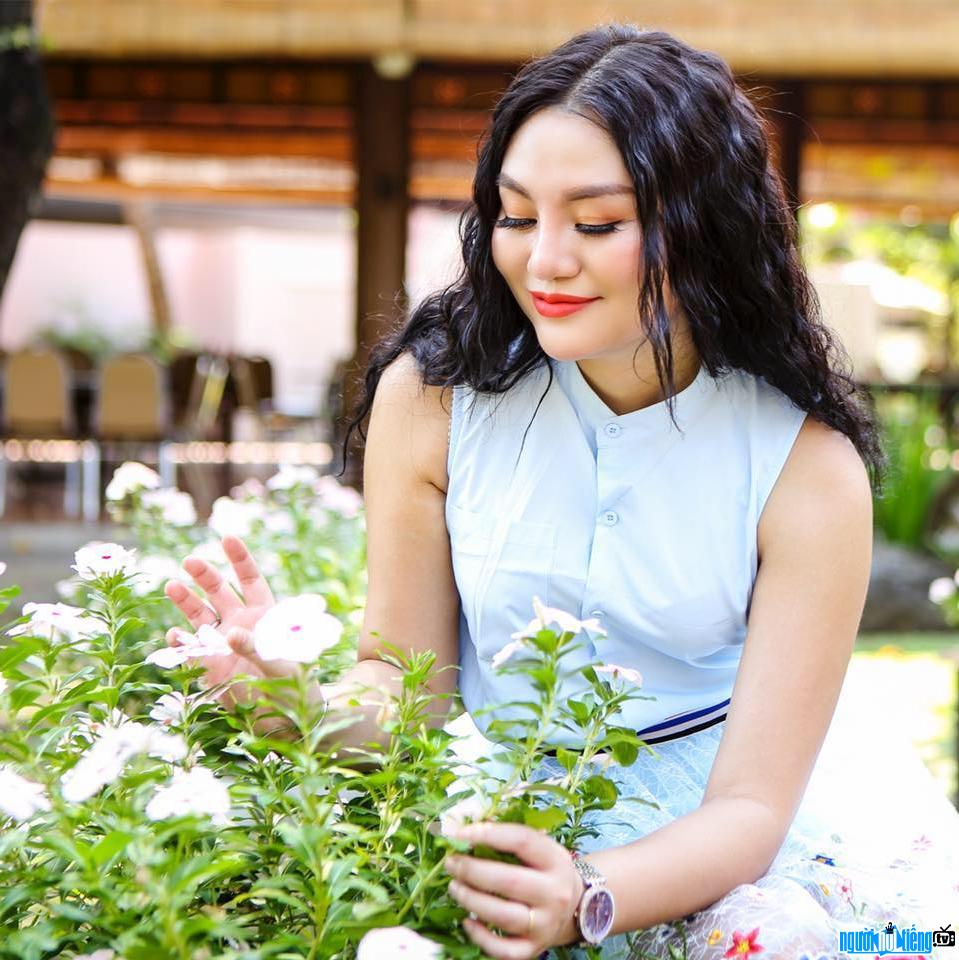 Hình ảnh nhạc sĩ Trần Huyền Nhung đọ sắc cùng hoa