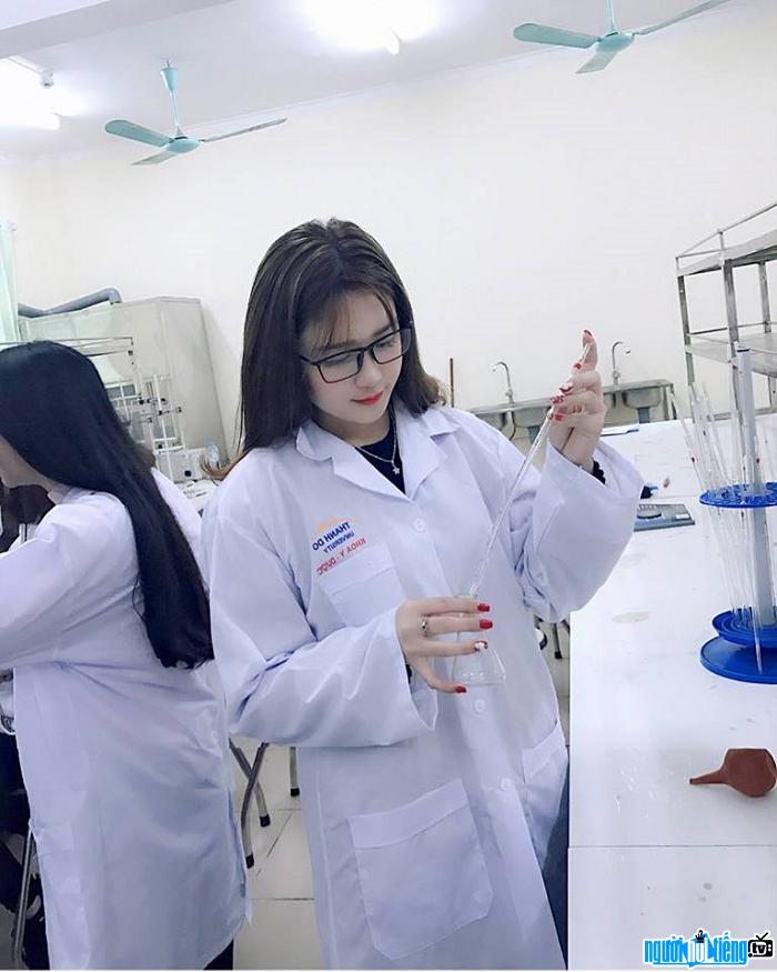 Bức ảnh trong phòng thí nghiệm gây bão của hot girl Kim Tuyến