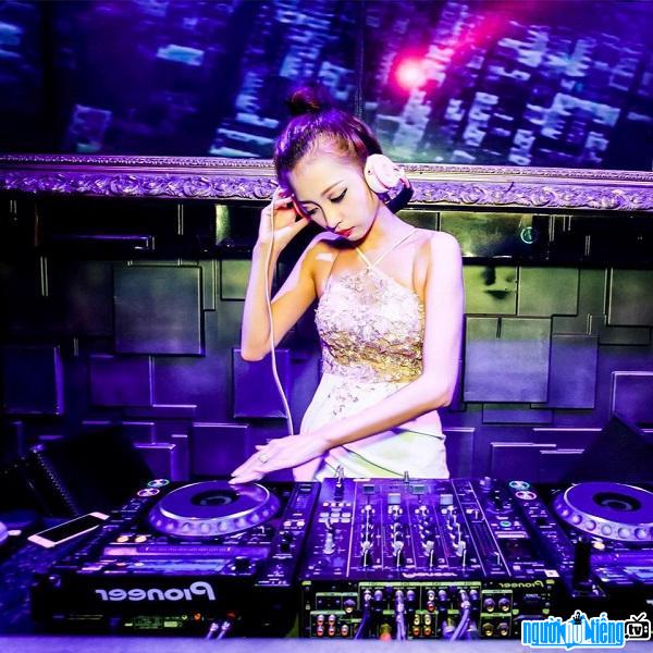 DJ Trang Sarah nóng bỏng bên bàn mix