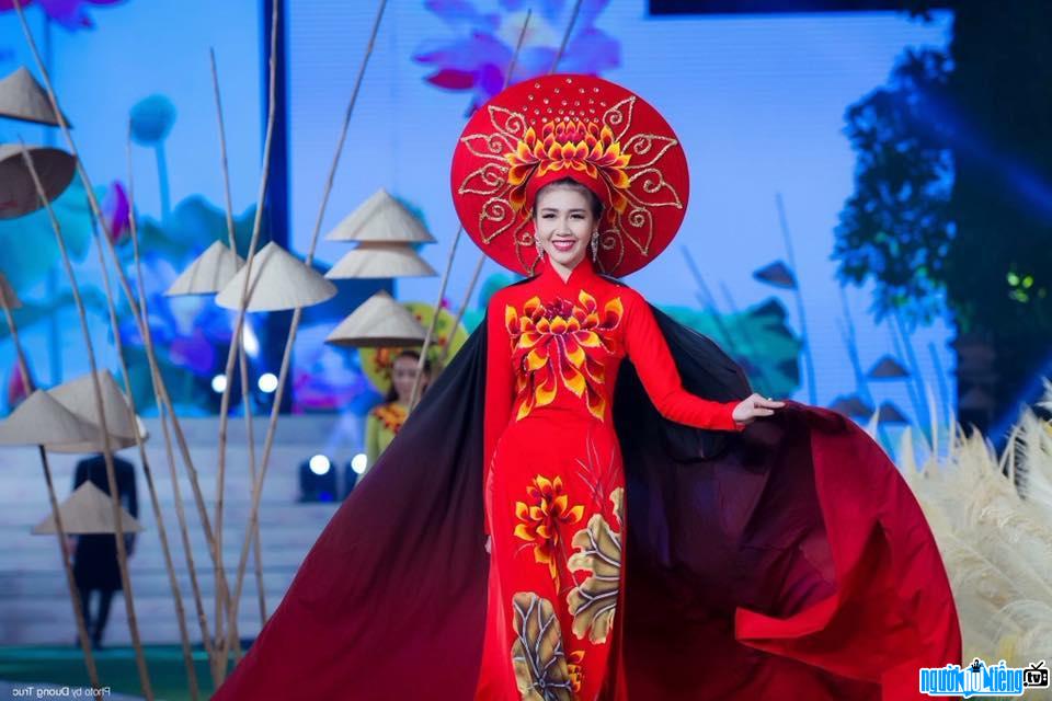 Hình ảnh người mẫu Phương Đài tự tin trình diễn catwalk
