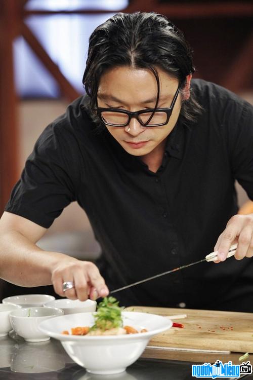 Bếp trưởng ‪‪Luke Nguyễn‬‬ có ấn tượng đặc biệt với món ăn hằng ngày của Hà Nội