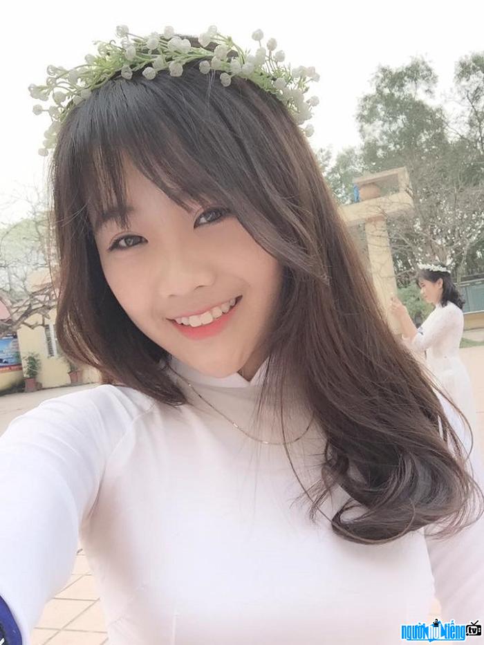 Hot girl Nguyễn Hoàng Anh đẹp tinh khôi trong tà áo dài
