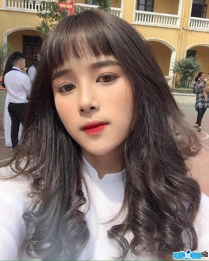 Gương mặt ưa nhìn với đường nét thanh tú của hot girl Nguyễn Tùng Mai