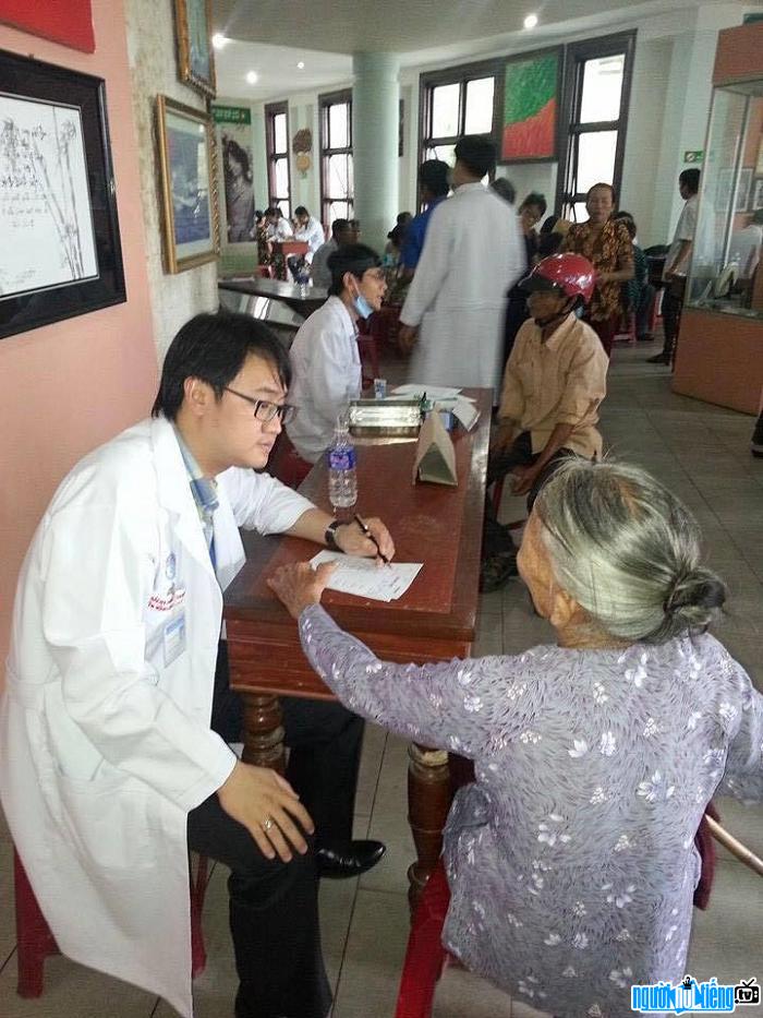 Bác sĩ Phan Minh Hoàng  khám chữa bệnh từ thiện cho người nghèo