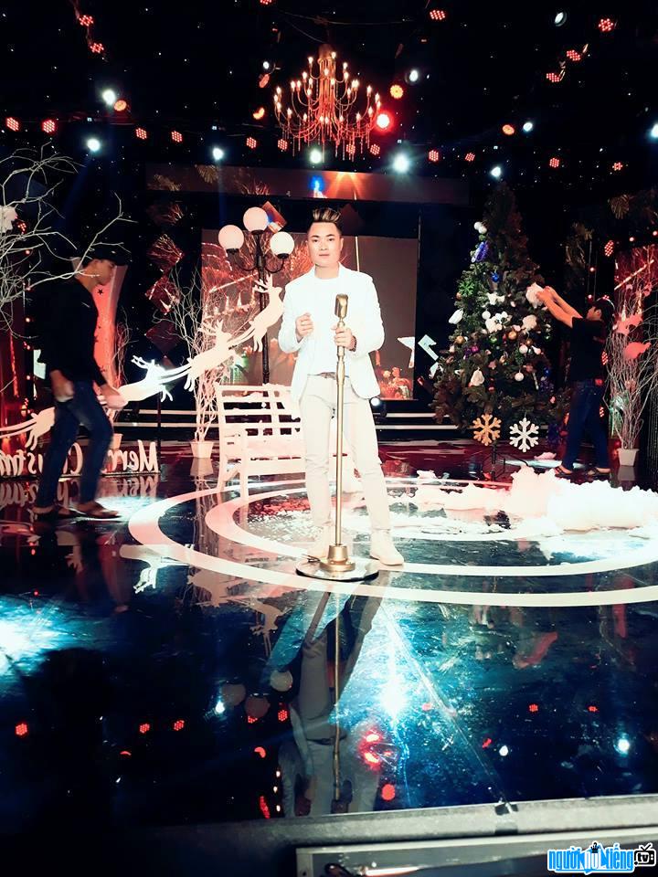 Hình ảnh ca sĩ Khánh Lâm BQB đang biểu diễn trên sân khấu