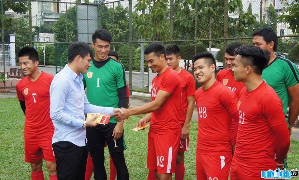 Bức ảnh cầu thủ Đinh Thanh Trung và các đồng đội đang nhận thưởng