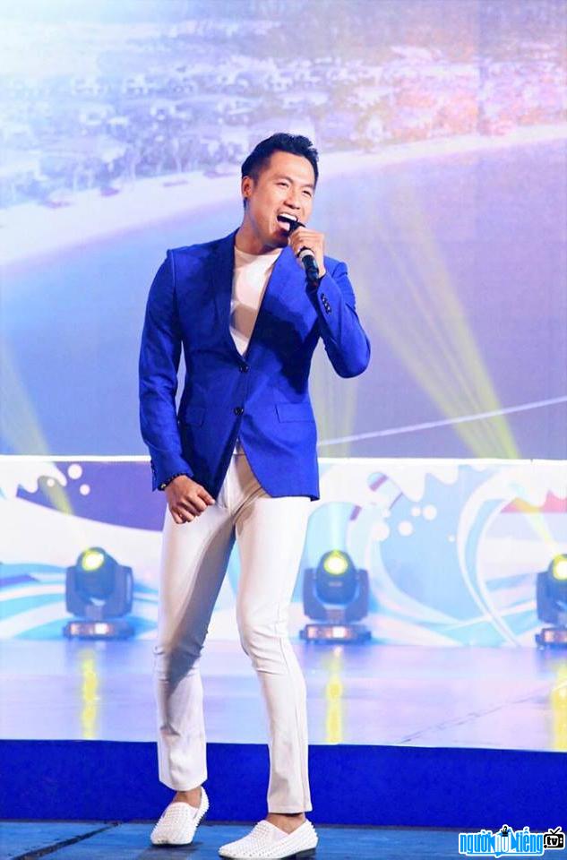 Bức ảnh người mẫu Quang Hòa trổ tài ca hát trên sân khấu