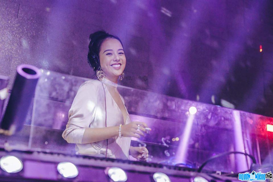 Hình ảnh DJ Mai Anh trên sân khấu