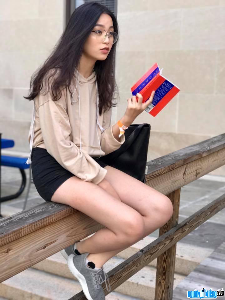 Người mẫu ảnh Nguyễn Tuệ Anh sở hữu vóc dáng phổng phao hơn những cô bạn cùng trang lứa