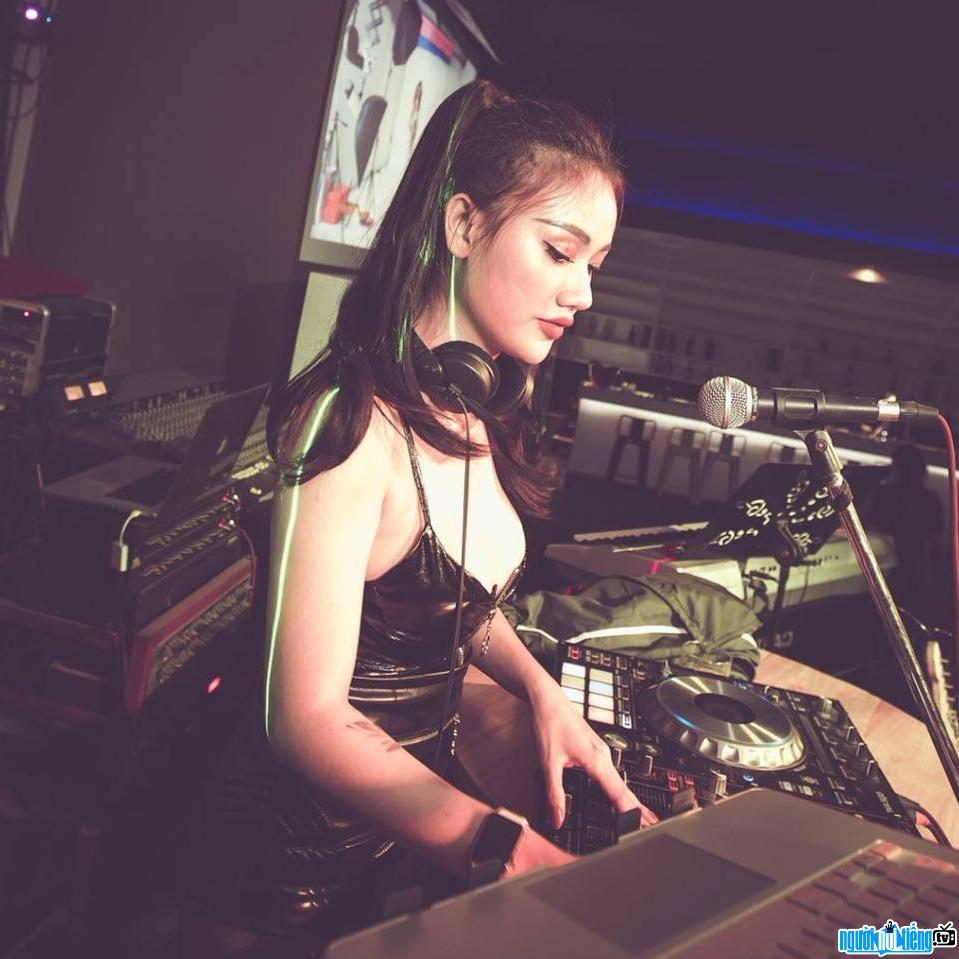 Hình ảnh DJ Jolie Dương đang mix nhạc trên sân khấu
