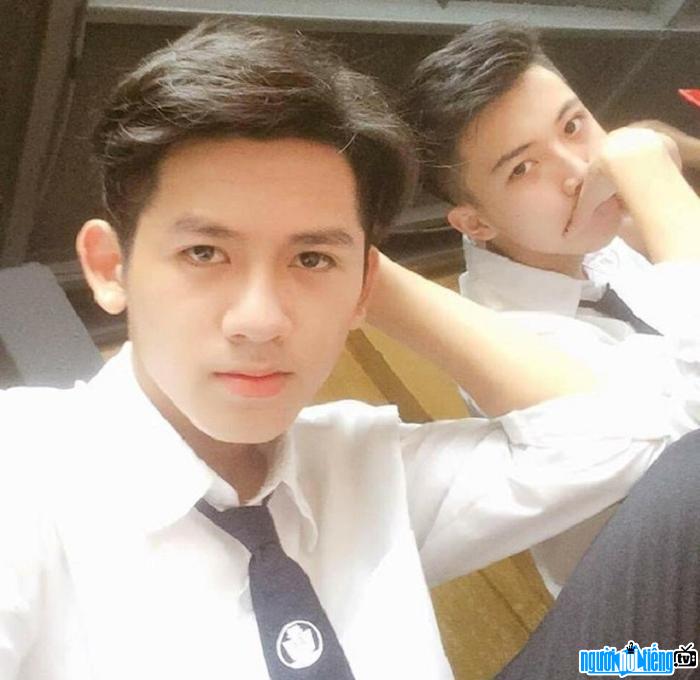 Hot boy Việt Anh bất ngờ nổi tiếng vì quá điển trai trong ngày khai giảng