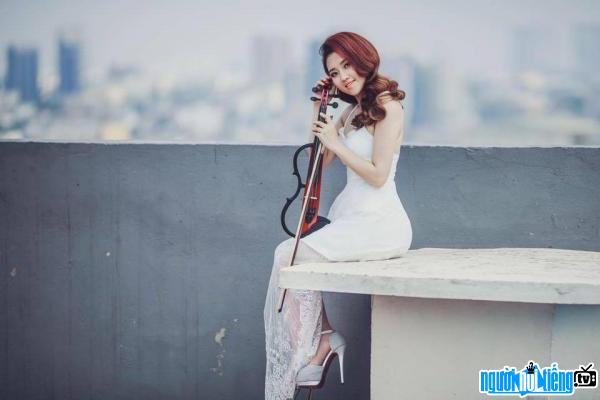 Quỳnh Như được cư dân mạng đặt biệt danh "Hot girl violin"