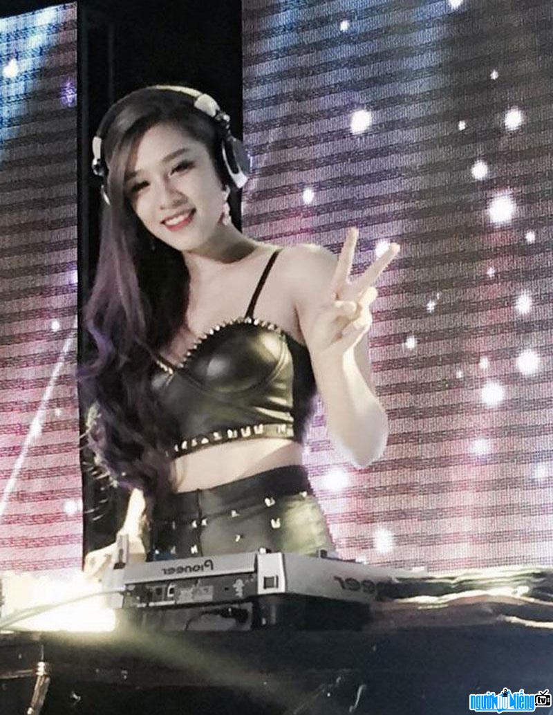 Hình ảnh DJ Su Comely nóng bỏng khi mix nhạc