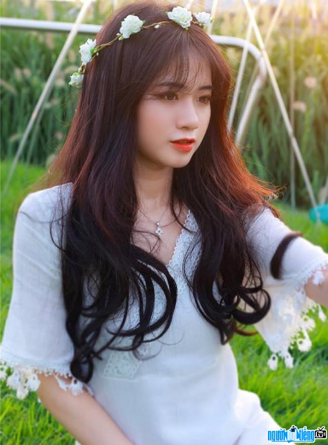 Vẻ đẹp dịu dàng của hot girl Nguyễn Hà Thu