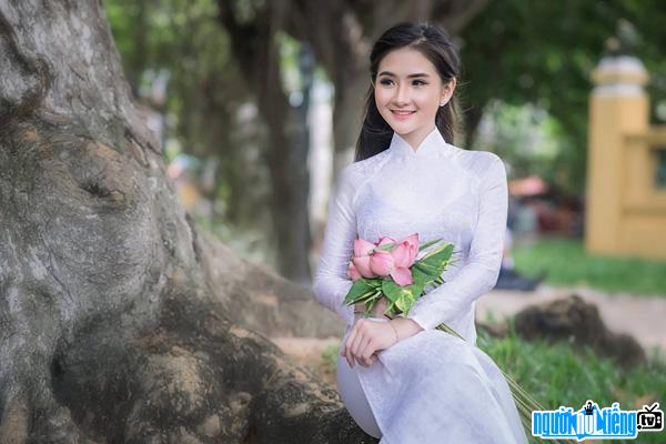 Hot girl Đỗ Nguyễn Như Ý đẹp tinh khôi trong tà áo dài trắng
