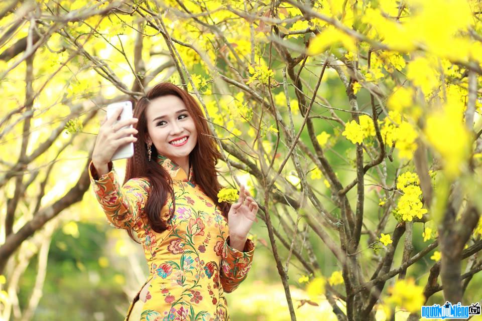 Hình ảnh ca sĩ Như Trang rạng rỡ trong sắc hoa vàng