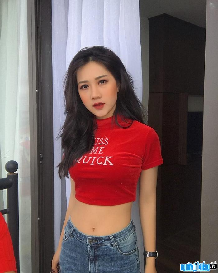 Vòng eo con kiến của hot girl Trần Linh Hương