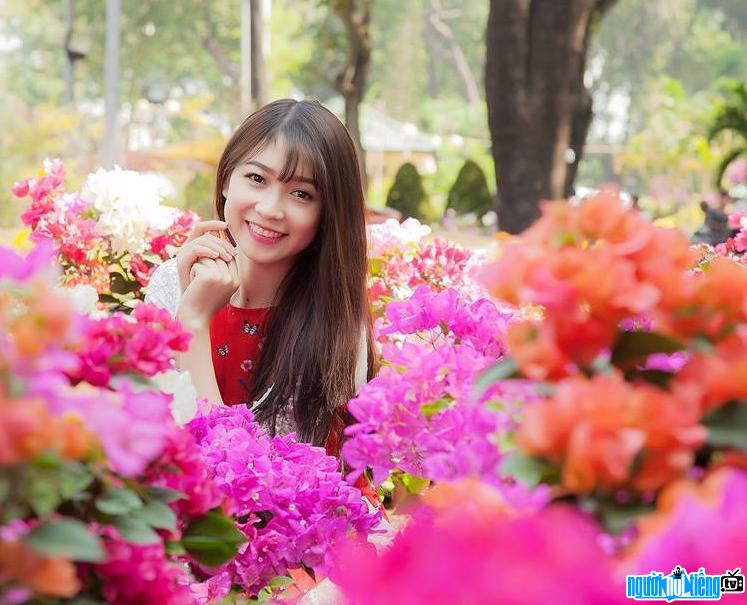 Hot girl Lê Thúy Chi nổi bật giữa rừng hoa