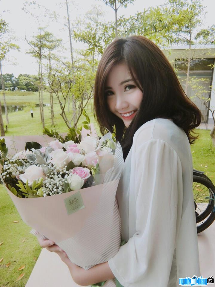 Bức ảnh hot girl Trần Nhật Anh đọ sắc cùng hoa