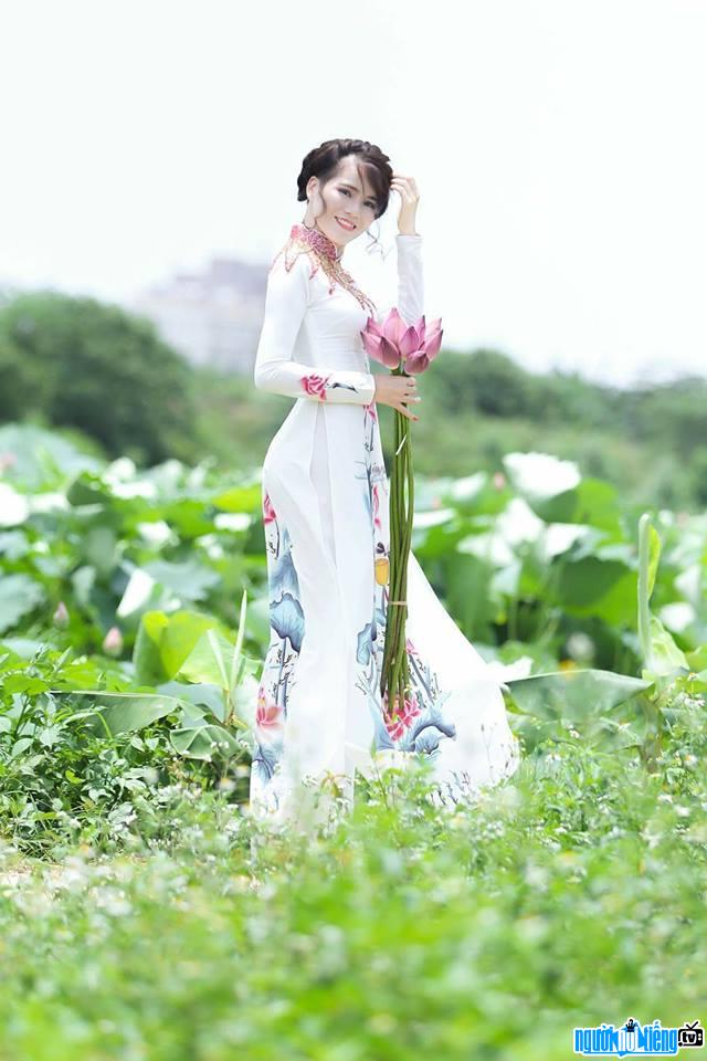 Hình ảnh ca sĩ Linh Tuyết đọ sắc cùng hoa sen