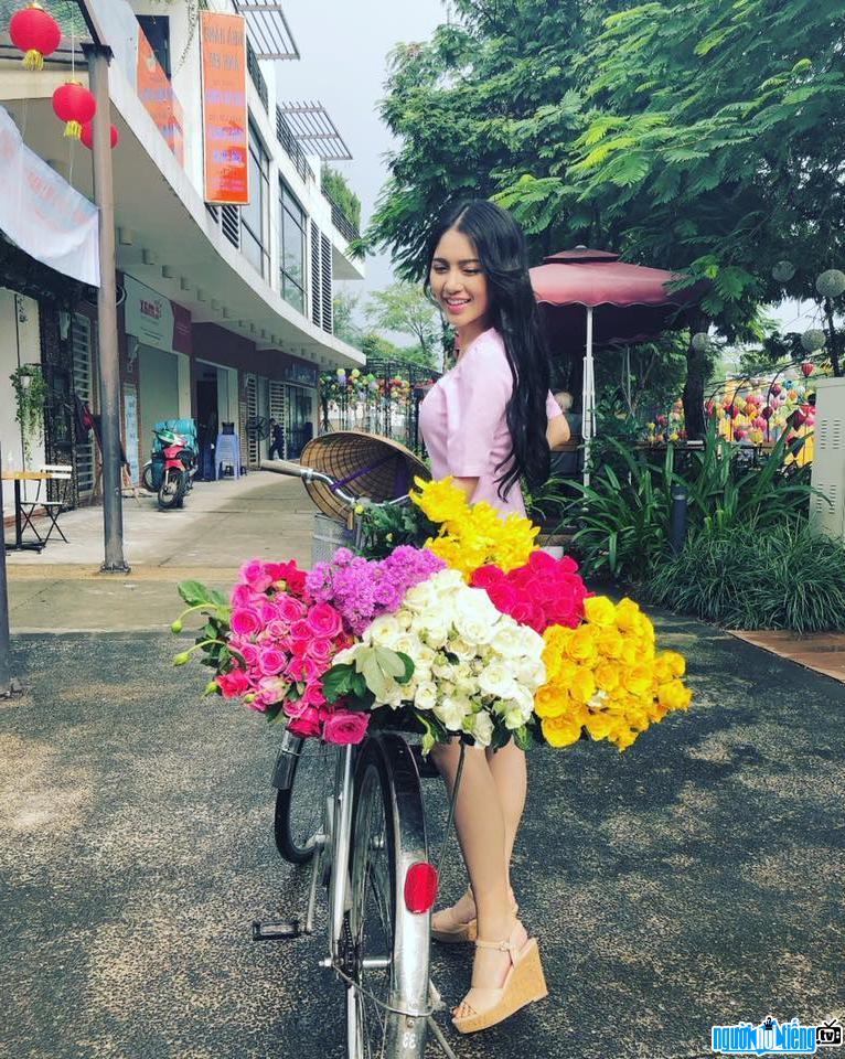 Hot girl Nguyễn Quỳnh Hương đọ sắc cùng hoa