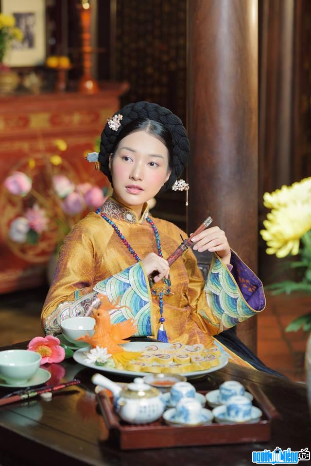 Hình ảnh hot girl Lê Trần Ngọc Trân trong trang phục hoàng cung