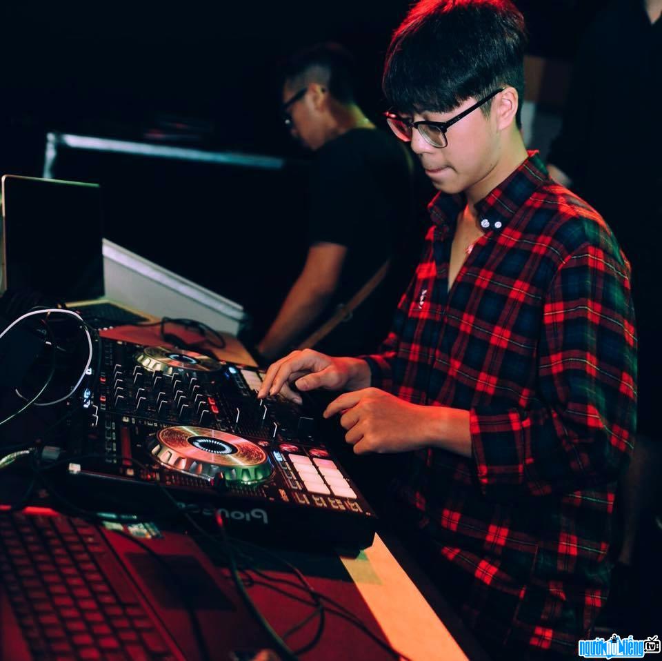 Hình ảnh DJ Onionn đang mix nhạc trên sân khấu