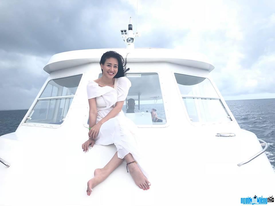 Hình ảnh NTK thời trang Valentines Vân Nguyễn tạo dáng trên du thuyền