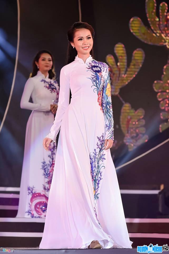 Hình ảnh hoa hậu Nguyễn Thị Kim Ngọc trong phần thi trang phục áo dài