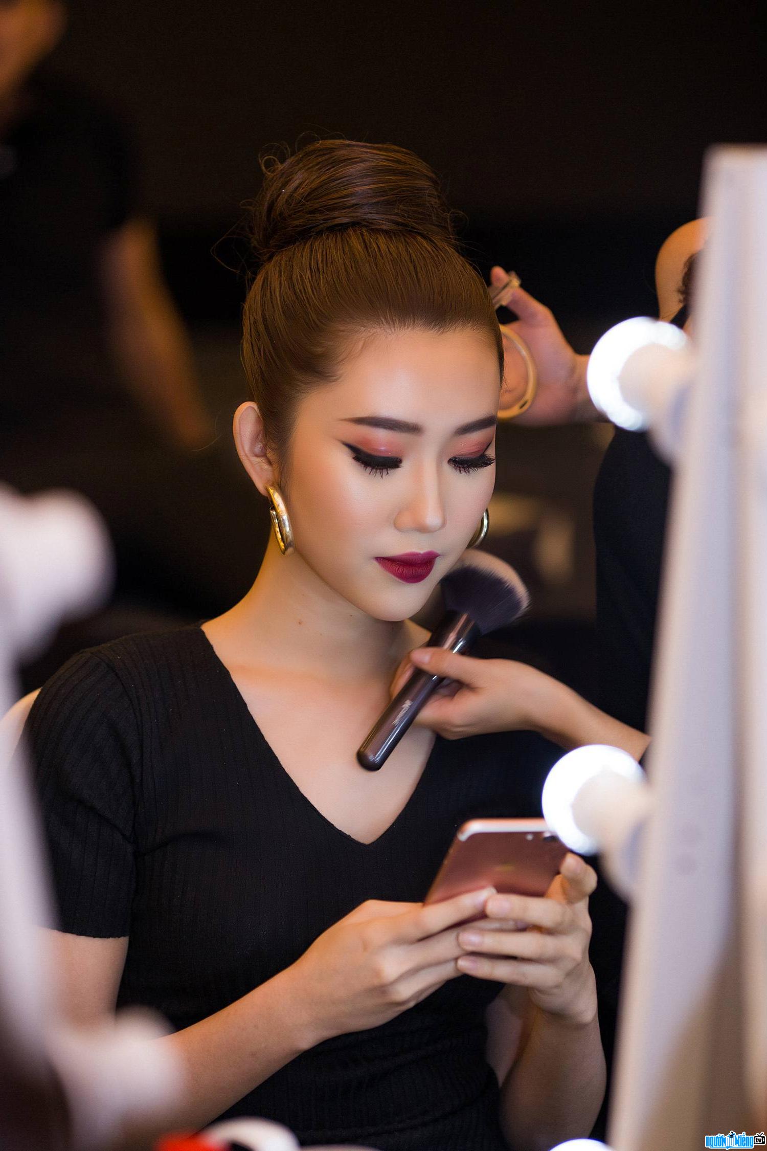 Người mẫu Lê Huỳnh Thúy Ngân đang được chuyên gia trang điểm trước giờ diễn