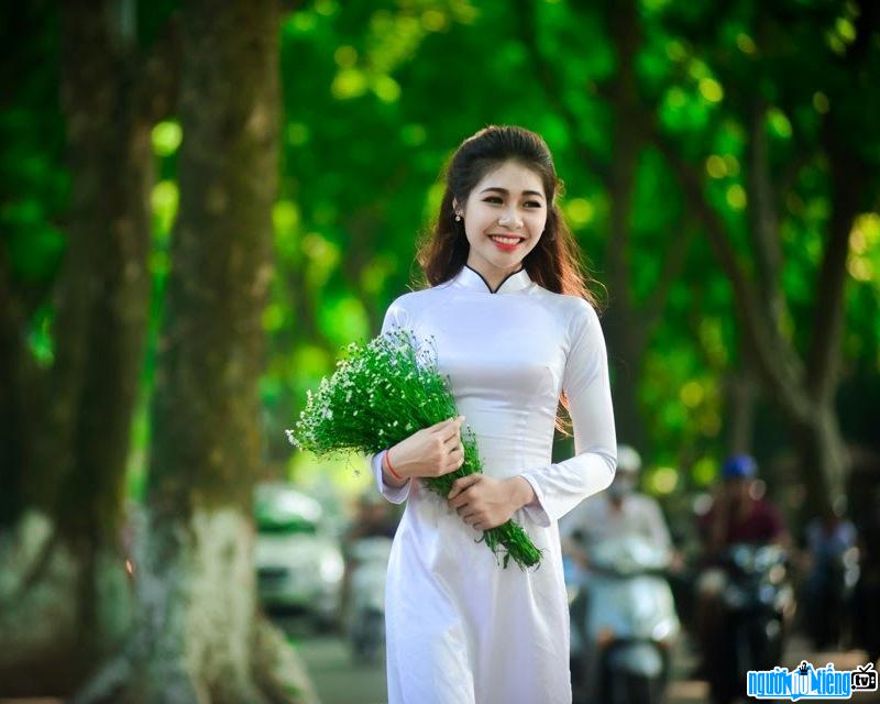 Hình ảnh Hoa khôi Hồ Ái Thơ nổi bật giữa lòng Hà Nội