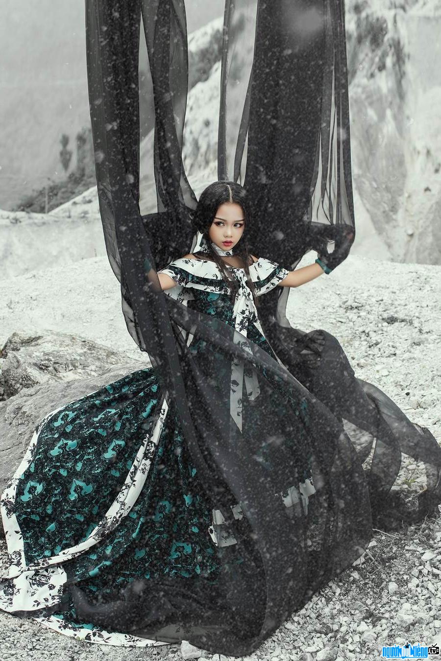 Hình ảnh Lala Bảo Linh hóa thân thành công chúa trong bộ ảnh cổ trang thực hiện tại đèo Đá Trắng