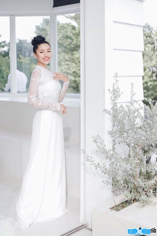 Hình ảnh MC Phong Linh đẹp tinh khôi với thiết kế đầm trắng