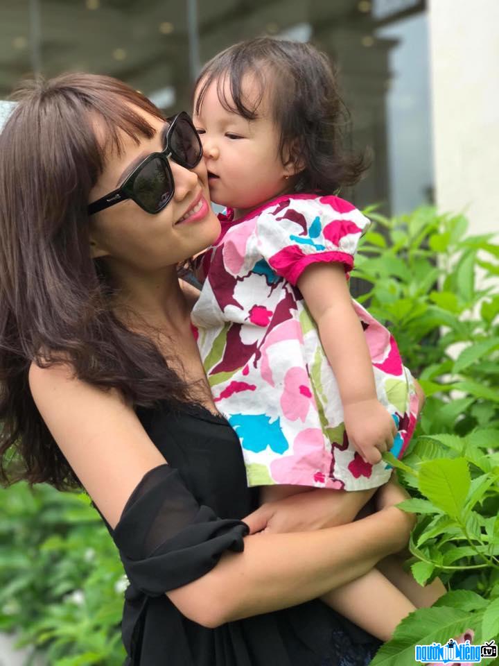 Bức ảnh diễn viên Diễm Phương hạnh phúc bên con gái