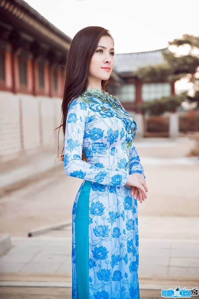 Hoa hậu Thư Dung dịu dàng trong tà áo dài