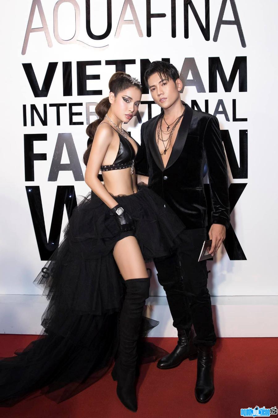 Hình ảnh diễn viên Lý Bình và ca sĩ Phương Trinh Jolie tại một sự kiện thời trang