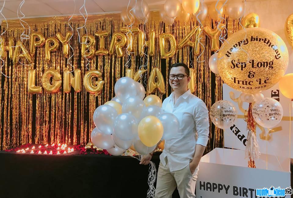 Hình ảnh đạo diễn thời trang Long Kan trong tiệc sinh nhật mình