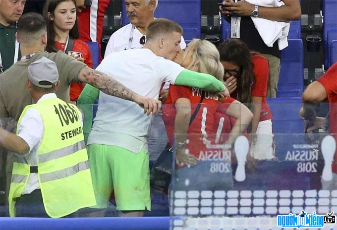 Bức ảnh thủ môn Jordan Pickford hôn bạn gái sau trận thắng 2-0 trước Thụy Điển