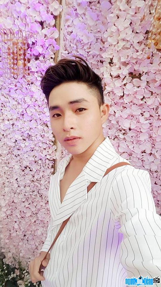 Trương Trần Anh Duy là một nam ca sĩ trẻ mới xuất hiện trong làng giải trí Việt