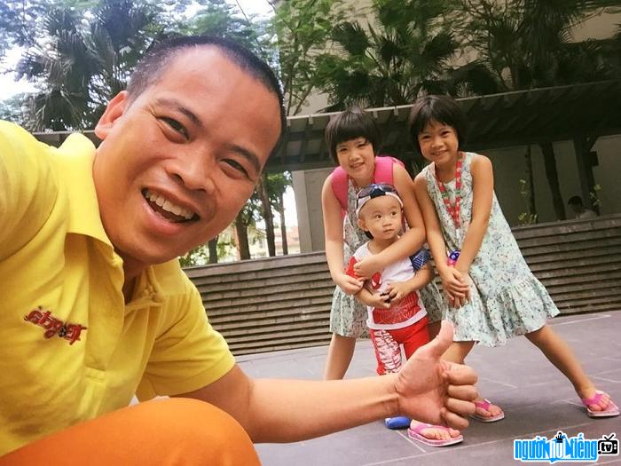 Vlogger Minh Hải vui vẻ bên các con