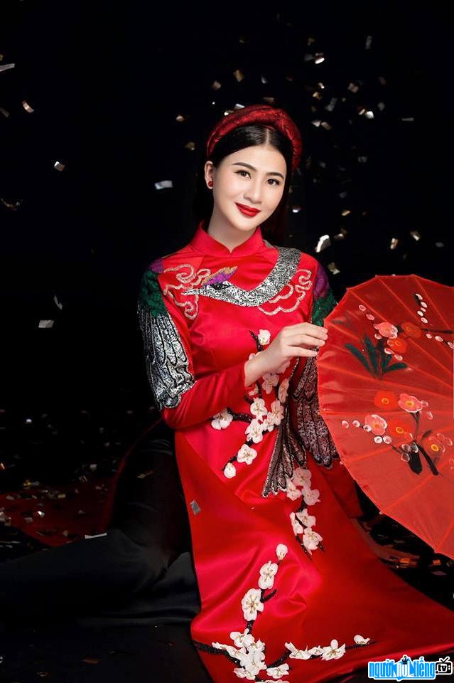 Hình ảnh Á hậu Thái Mỹ Linh đẹp dịu dàng với áo dài đỏ