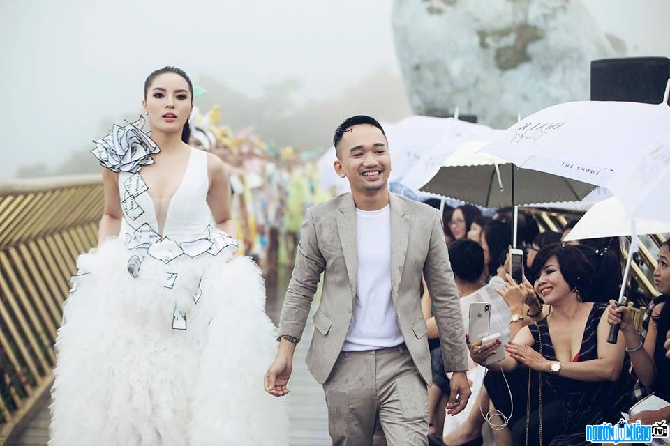 Bức ảnh NTK Lê Ngọc Lâm và hoa hậu Kỳ Duyên khi trình diễn tại Hành trình Fashion Voyage