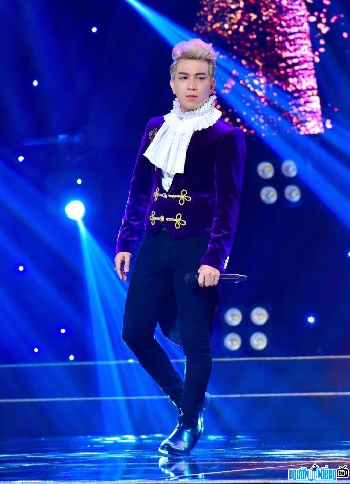 Hình ảnh ca sĩ Châu Ngọc Hiếu hóa thành một hoàng tử trên sân khấu âm nhạc