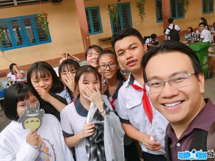 Diễn giả Đào Lê Hòa An truyền cảm hứng cho nhiều bạn trẻ cả nước