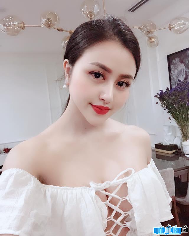 CEO Phạm Huyền Trang xinh đẹp và quyến rũ