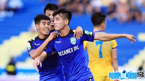 Bức ảnh cầu thủ Nguyễn Tiến Linh đang ăn mừng chiến thắng cùng đồng đội