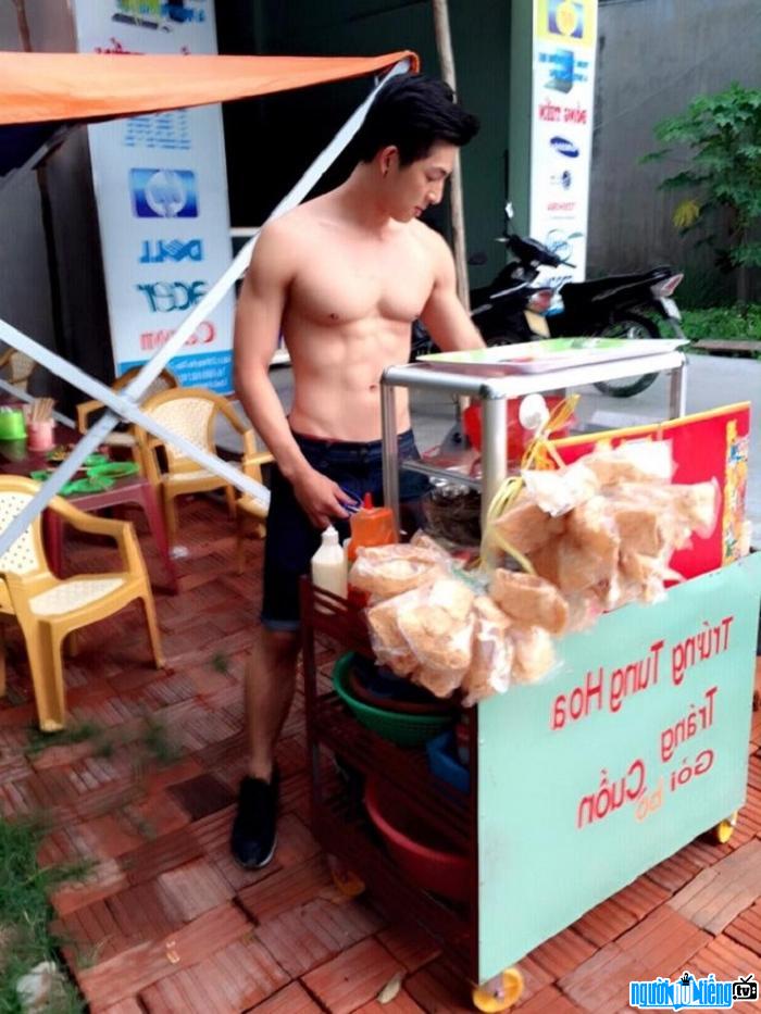 Bức ảnh gây bão mạng của hot boy bánh tráng Trần Hoàng Đạt