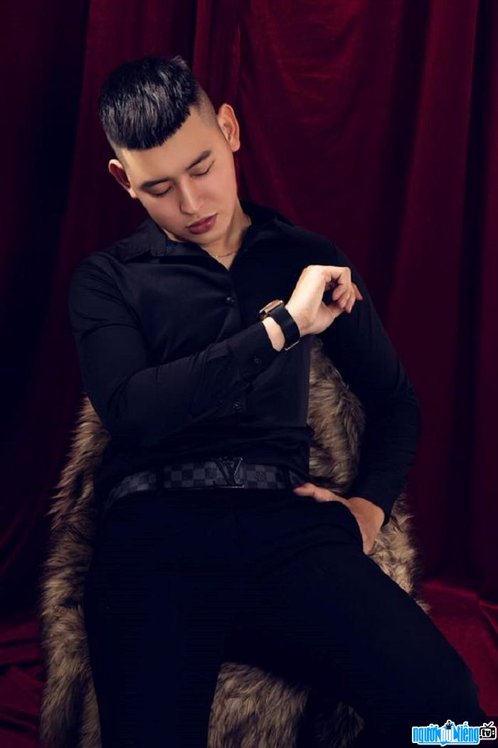 Hot boy cắt tóc Sang Blue nổi tiếng sau khi khách hàng chụp ảnh đăng tải lên mạng xã hội